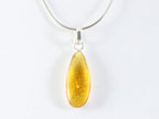 Lange druppelvormige zilveren hanger met amber aan ketting afbeelding 3