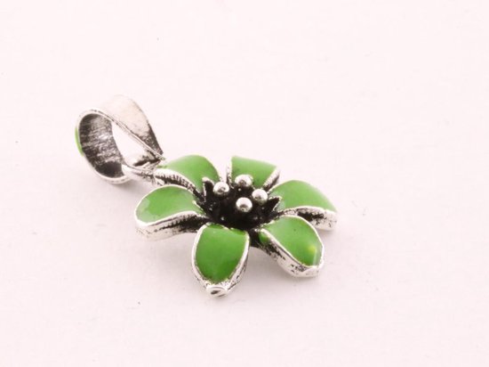 Fijne bloemvormge zilveren hanger met groene emaille aan ketting afbeelding 2