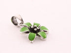 Fijne bloemvormge zilveren hanger met groene emaille aan ketting afbeelding 2