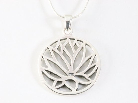 Ronde zilveren lotus bloem hanger aan ketting afbeelding 3