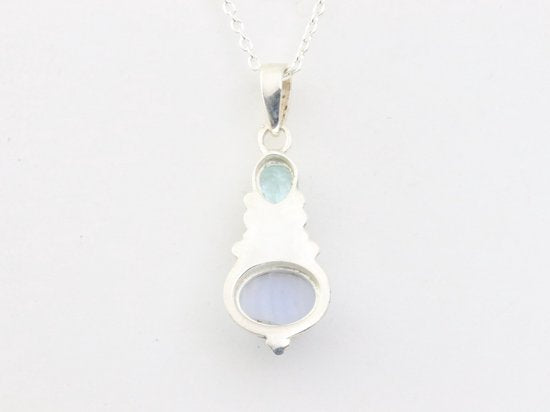 Fijne bewerkte zilveren hanger met blauwe lace agaat en topaas aan ketting afbeelding 3