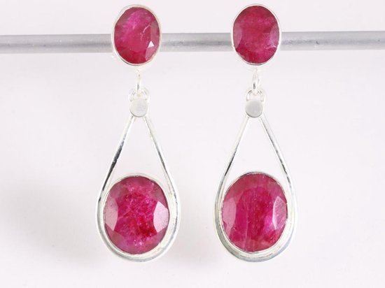 Lange zilveren oorstekers met robijn afbeelding 4