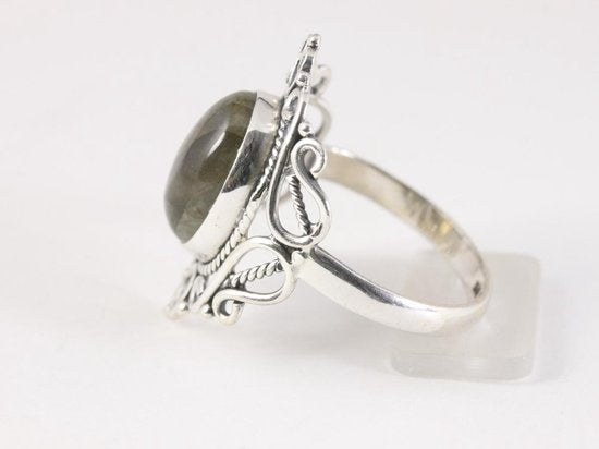 Opengewerkte zilveren ring met labradoriet afbeelding 2