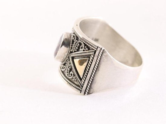 Traditionele bewerkte zilveren ring met 18k gouden decoraties en granaat afbeelding 2