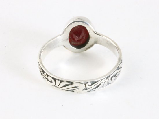 Fijne bewerkte zilveren ring met granaat afbeelding 3