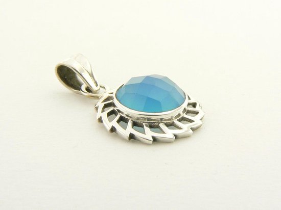 Opengewerkte zilveren hanger met blauwe chalcedoon aan ketting afbeelding 2