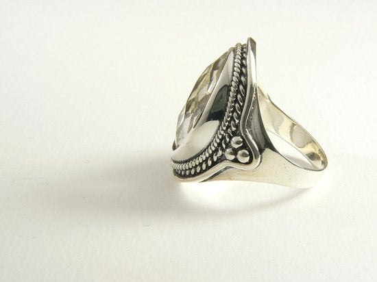 Bewerkte zilveren ring met bergkristal afbeelding 2