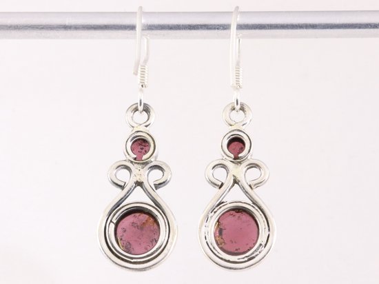 Opengewerkte zilveren oorbellen met granaat afbeelding 3