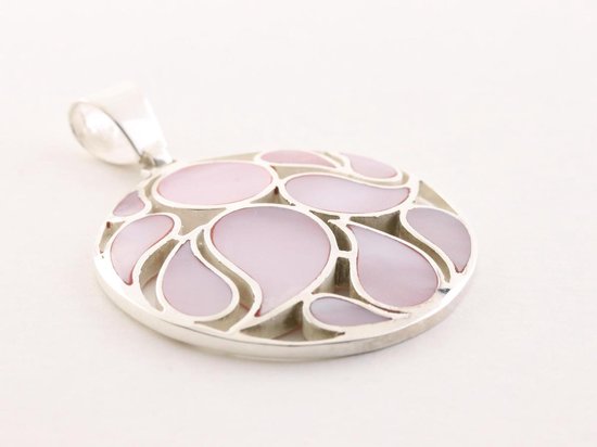 Ronde opengewerkte zilveren hanger met roze parelmoer aan ketting afbeelding 2