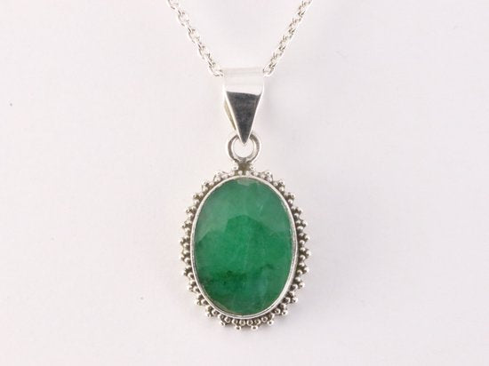 Bewerkte zilveren hanger met smaragd aan ketting afbeelding 4