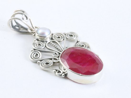 Opengewerkte zilveren hanger met robijn en parel afbeelding 2