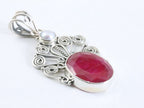 Opengewerkte zilveren hanger met robijn en parel afbeelding 2