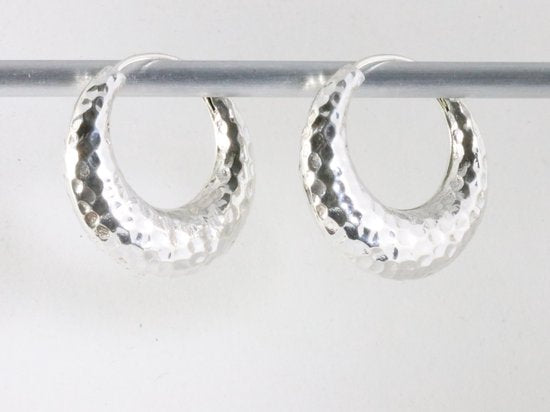 Fijne gehamerde zilveren oorringen afbeelding 2