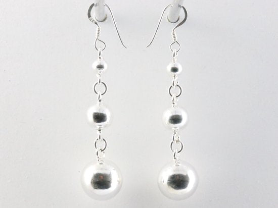 Lange zilveren oorbellen met hoogglans bolletjes afbeelding 2