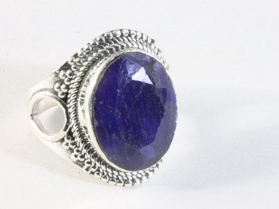 Bewerkte zilveren ring met blauwe saffier afbeelding 1