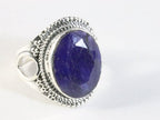 Bewerkte zilveren ring met blauwe saffier afbeelding 1