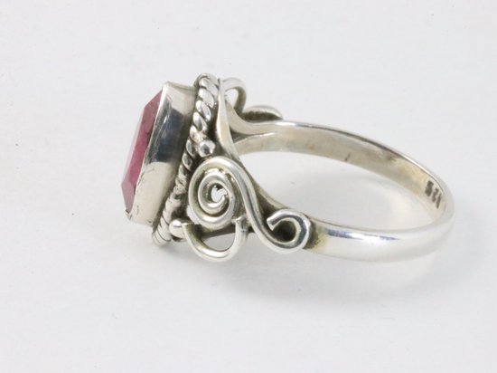 Fijne bewerkte zilveren ring met robijn afbeelding 2