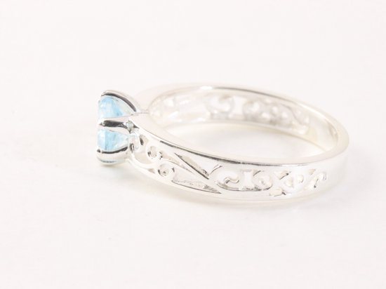 Fijne opengewerkte zilveren ring met blauwe topaas afbeelding 2