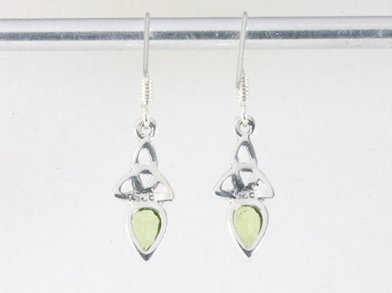 Fijne opengewerkte zilveren oorbellen met peridoot afbeelding 2