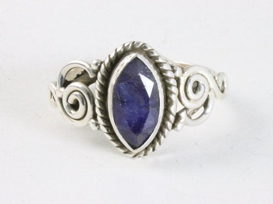 Fijne bewerkte zilveren ring met blauwe saffier afbeelding 4