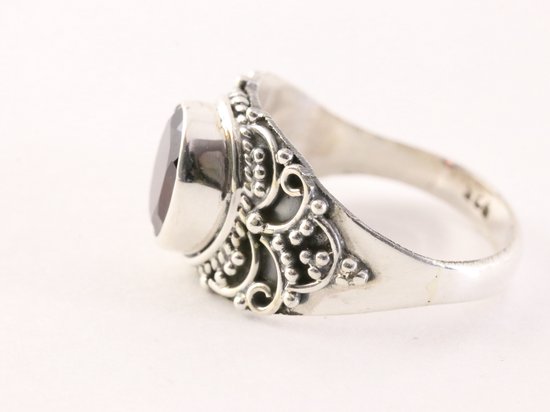 Bewerkte zilveren ring met granaat afbeelding 2