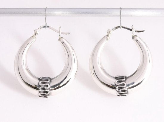 Bewerkte zilveren Bali oorringen afbeelding 1