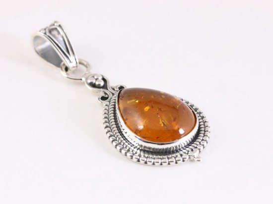 Bewerkte zilveren hanger met amber aan ketting afbeelding 2