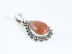 Fijne bewerkte druppelvormige zilveren hanger met rode zonnesteen afbeelding 2