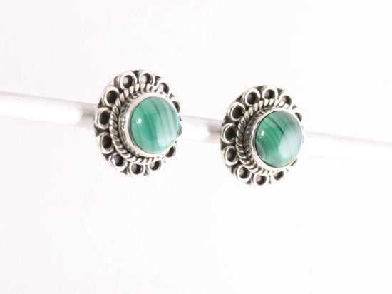 Fijne bewerkte ronde zilveren oorstekers met malachiet afbeelding 2