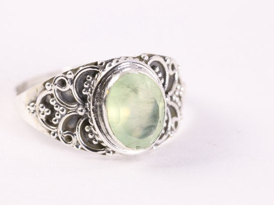 Bewerkte zilveren ring met prehniet afbeelding 1