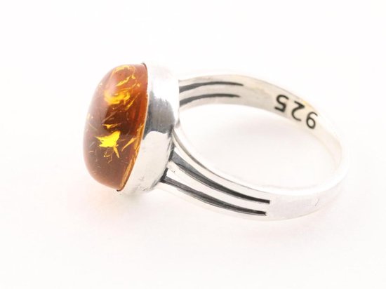 Opengewerkte zilveren ring met amber afbeelding 2
