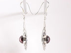 Lange opengewerkte zilveren oorbellen met granaat afbeelding 2