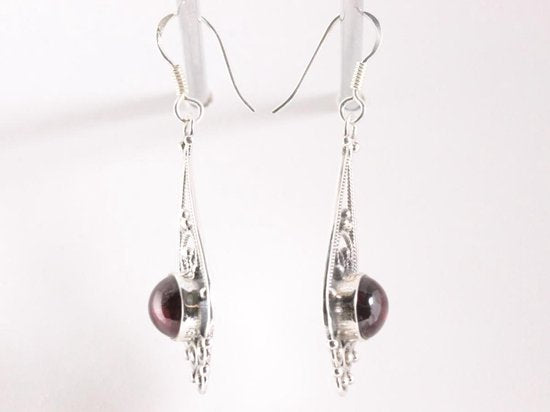 Lange opengewerkte zilveren oorbellen met granaat afbeelding 2