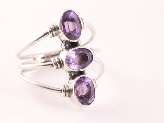 Opengewerkte zilveren ring met 3 amethist stenen afbeelding 1