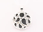 Ronde opengewerkte zilveren hanger met onyx aan ketting afbeelding 3