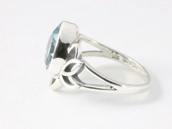 Opengewerkte zilveren lotus bloem ring met blauwe topaas afbeelding 2
