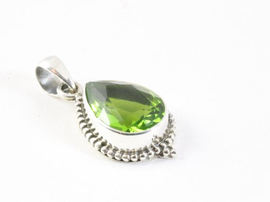 Bewerkte druppelvormige zilveren hanger met peridoot aan ketting afbeelding 2