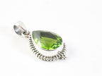 Bewerkte druppelvormige zilveren hanger met peridoot aan ketting afbeelding 2
