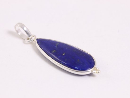 Lange druppelvormige zilveren hanger met lapis lazuli aan ketting afbeelding 2