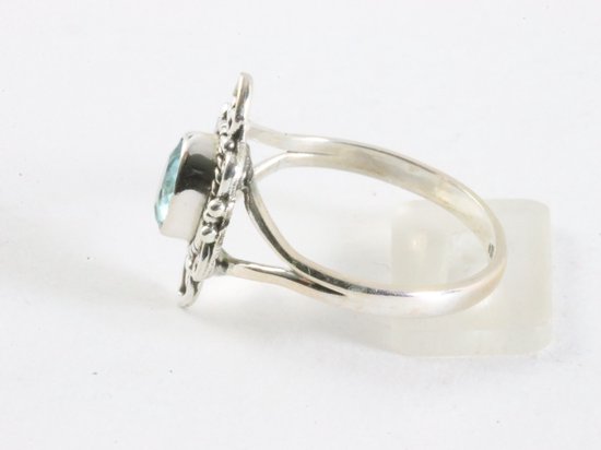 Fijne bewerkte zilveren ring met blauwe topaas afbeelding 2