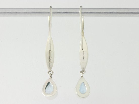 Lange bewerkte zilveren oorbellen met blauwe topaas afbeelding 3