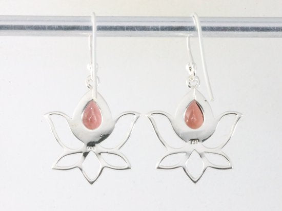 Opengewerkte zilveren lotus oorbellen met granaat afbeelding 2