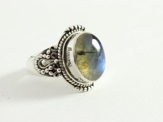 Bewerkte zilveren ring met labradoriet afbeelding 1