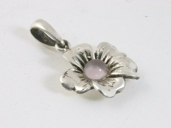 Fijne bloemvormige zilveren hanger met rozenkwarts aan ketting afbeelding 2