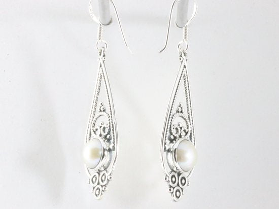 Lange opengewerkte zilveren oorbellen met zoetwater parel afbeelding 2