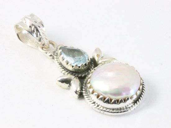 Bewerkte zilveren hanger met wilde parel en blauwe topaas aan ketting afbeelding 2