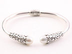 Traditionele bewerkte zilveren klemarmband met witte parels afbeelding 1