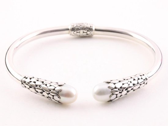 Traditionele bewerkte zilveren klemarmband met witte parels afbeelding 1