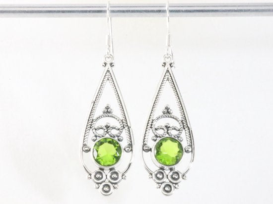 Lange opengewerkte zilveren oorbellen met peridoot afbeelding 3