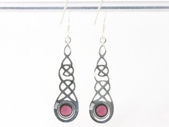 Lange opengewerkte zilveren oorbellen met granaat afbeelding 3